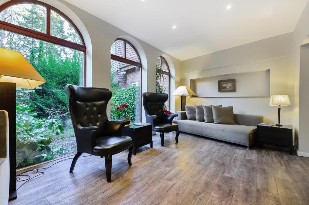 Coach House Woking Exterior foto
