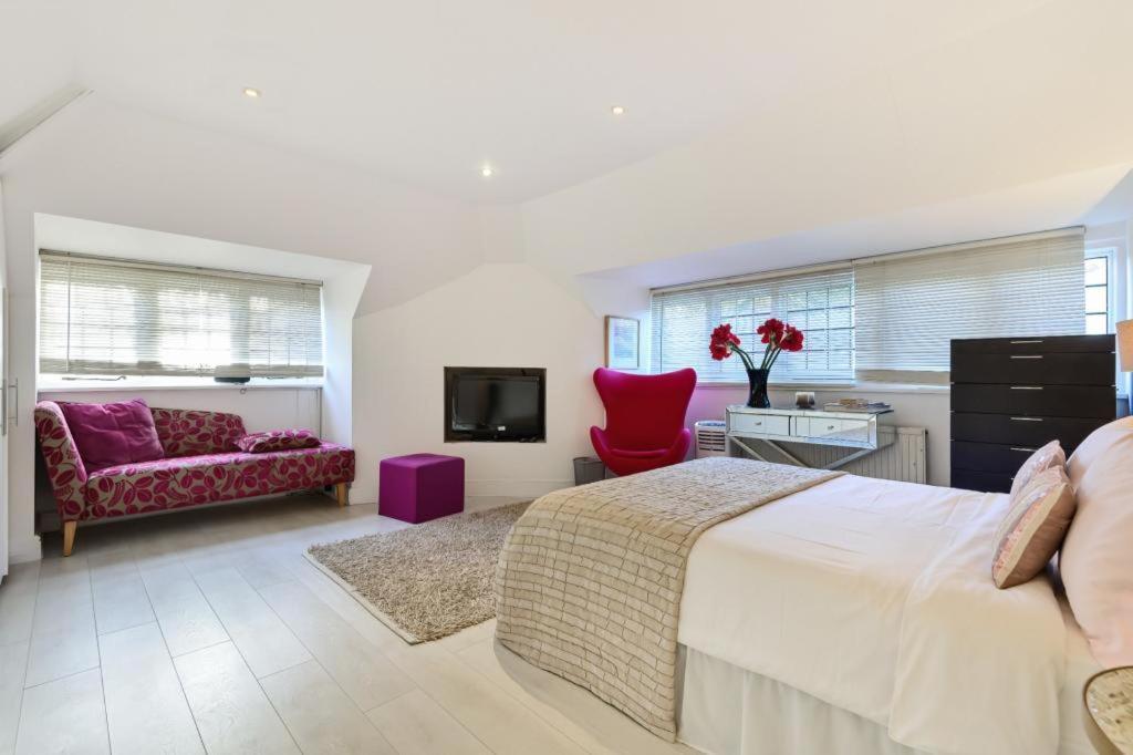 Coach House Woking Exterior foto
