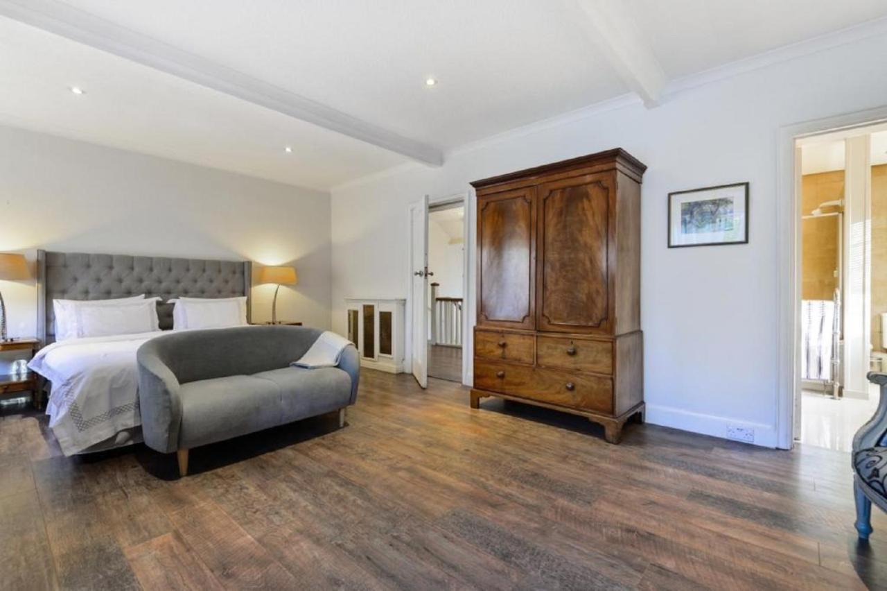Coach House Woking Exterior foto
