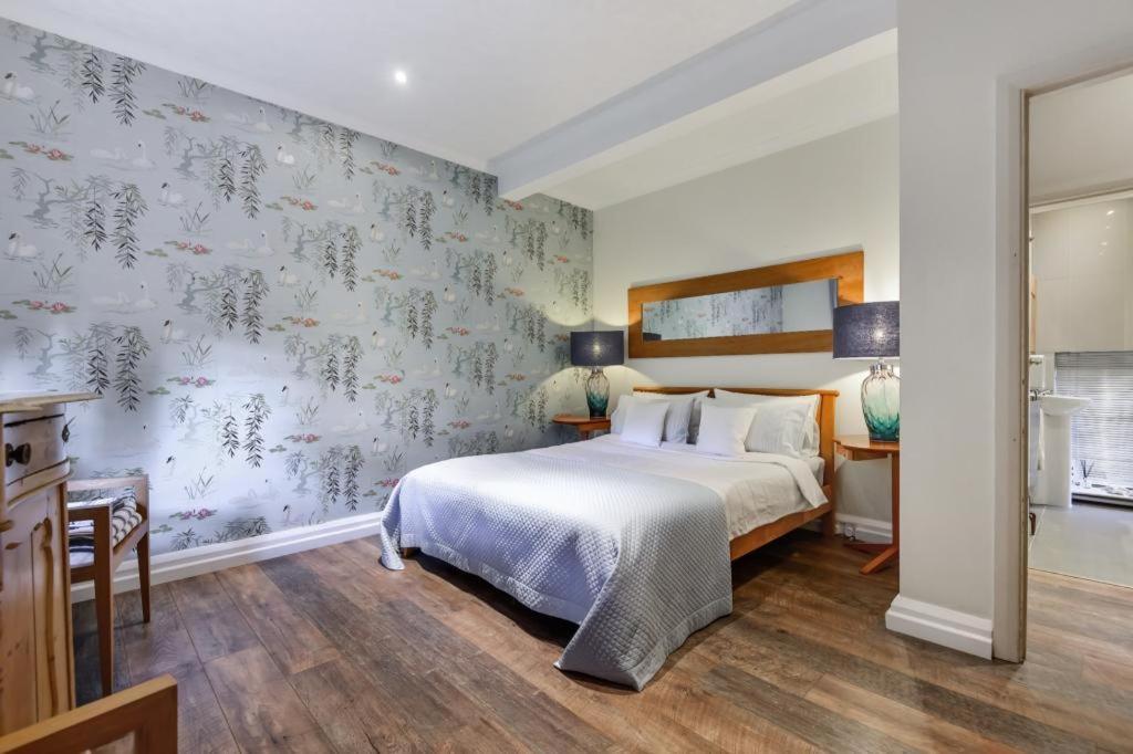 Coach House Woking Exterior foto