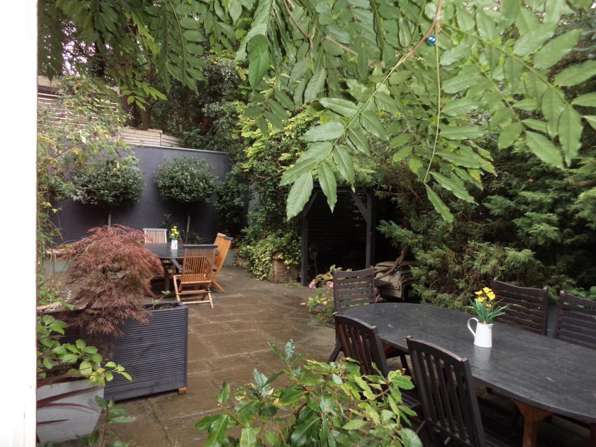 Coach House Woking Exterior foto