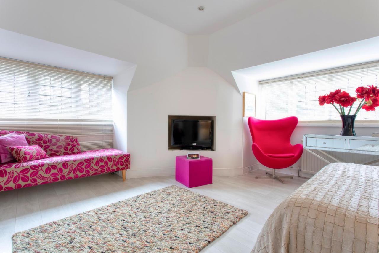 Coach House Woking Exterior foto